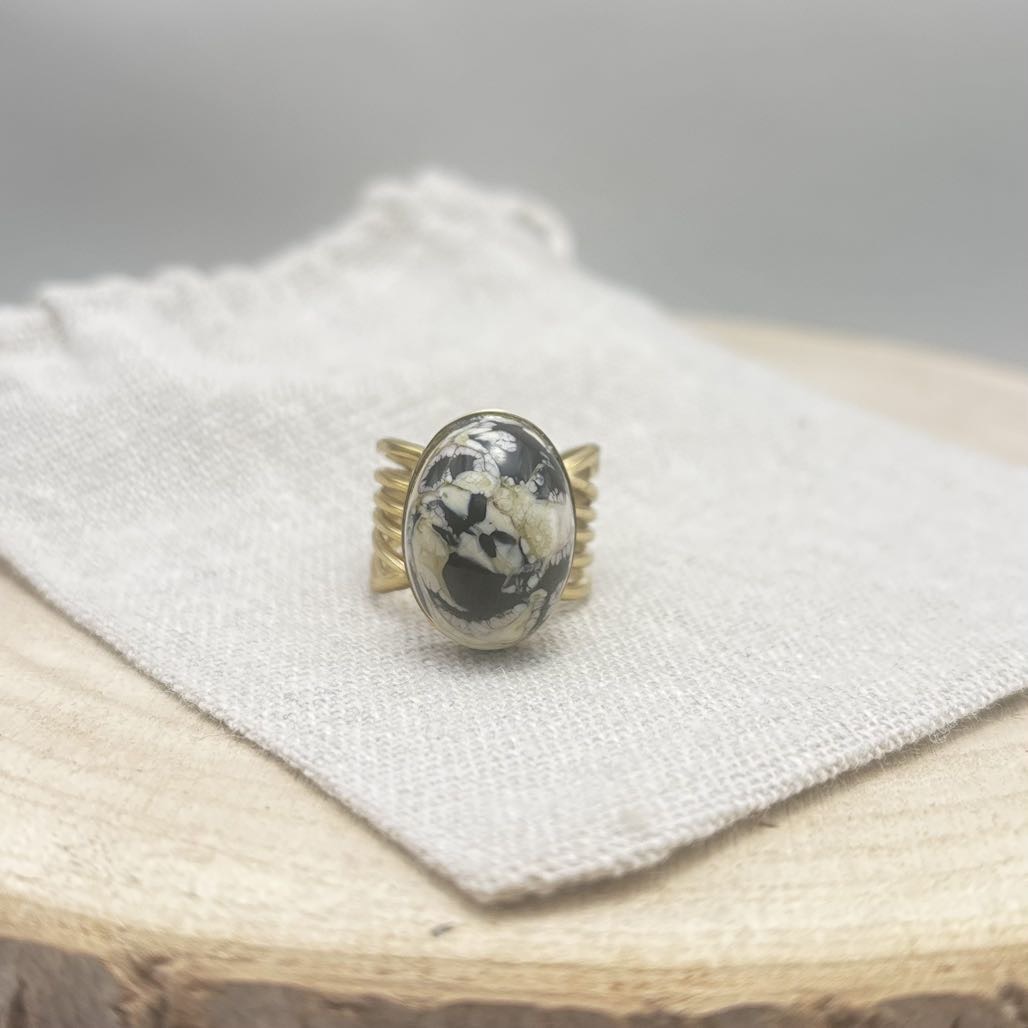 Bague-Cabochon-Ovale-Face-Intense-Doré