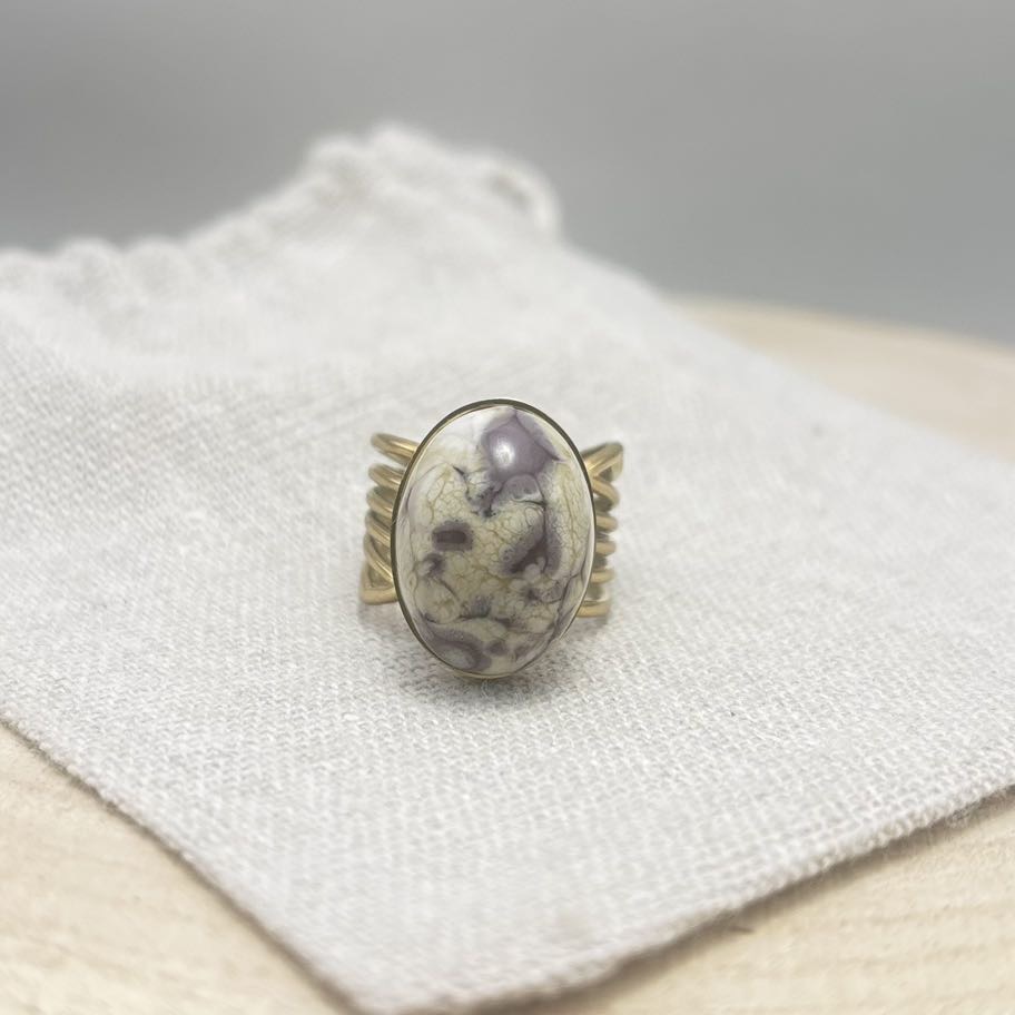 Bague-Cabochon-Ovale-Face-Violine