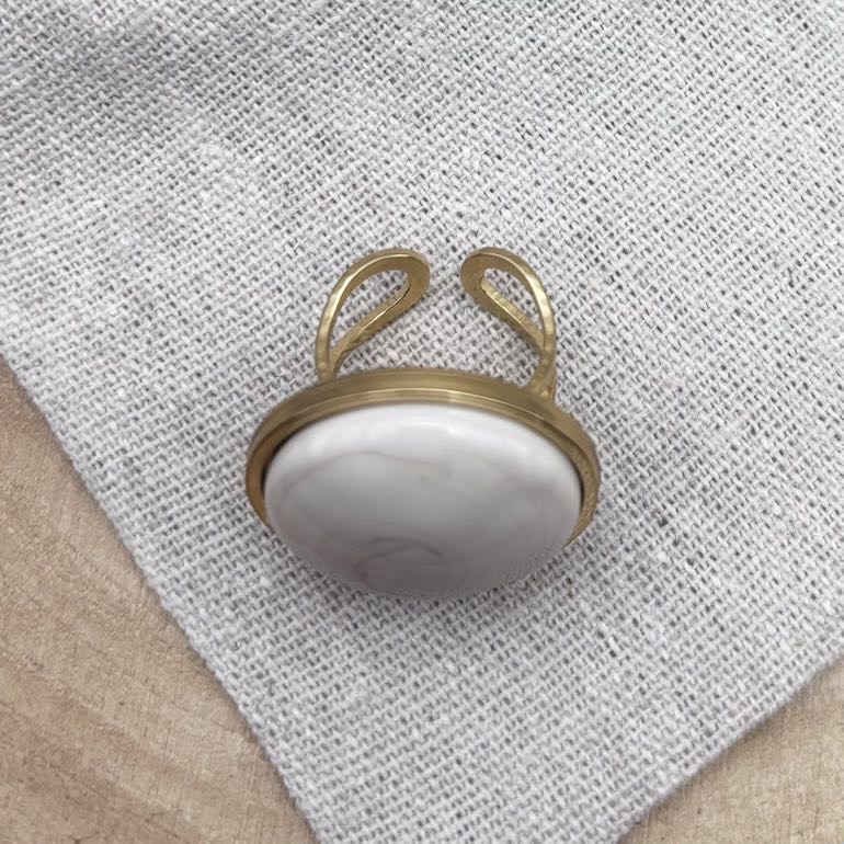 Bague-Cabochon-Plat-Dessus-Unis-Crème-Doré