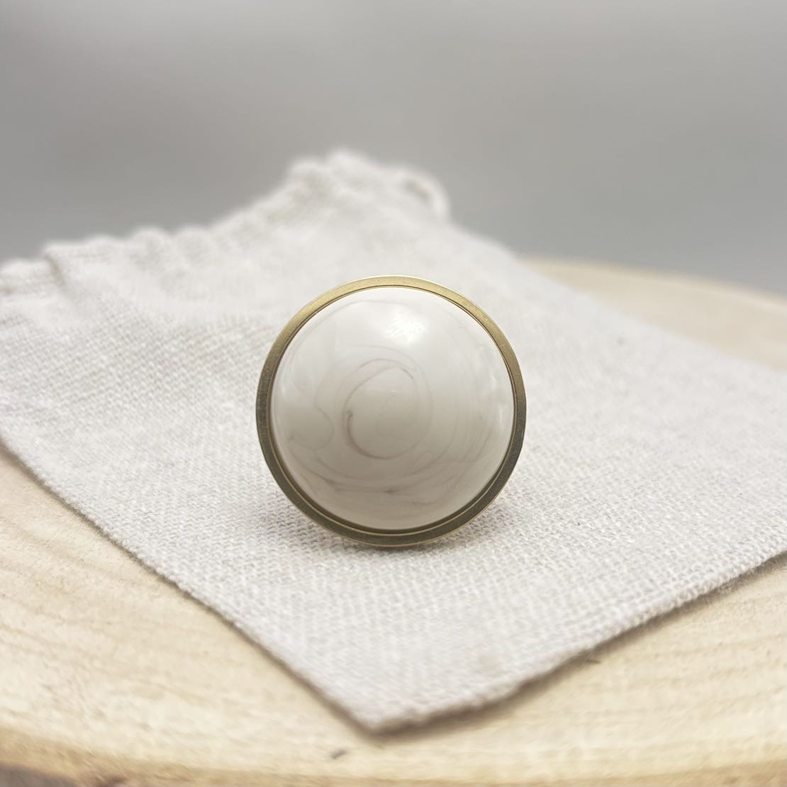 Bague-Cabochon-Plat-Face-Unis-Crème-Doré