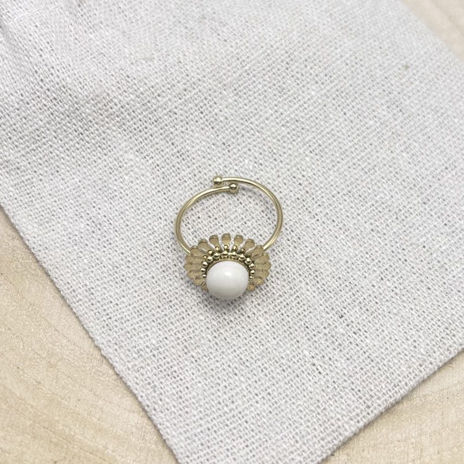 Bague-Fleur-Dessus-Unis-Crème-Doré