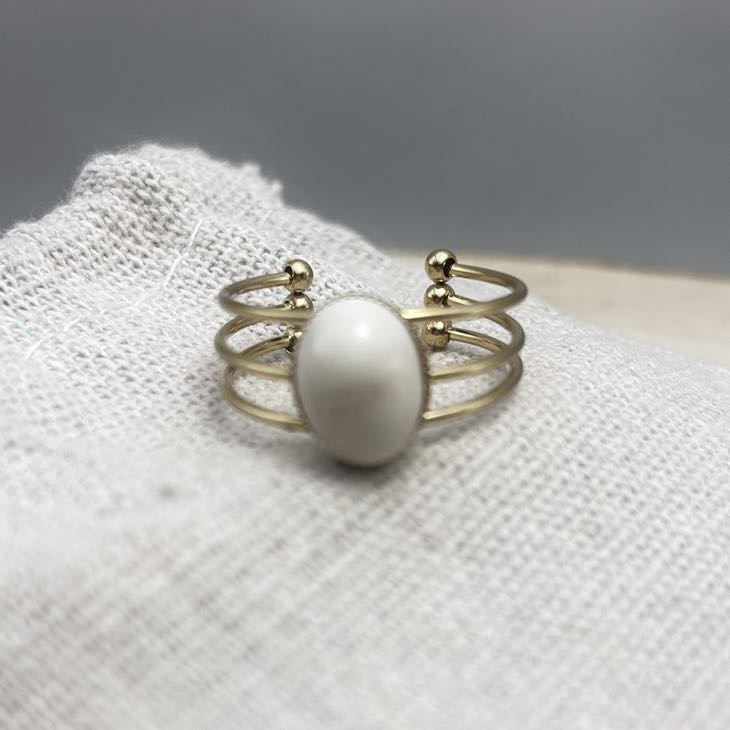 Bague petit cabochon ovale ajustable « Unis » Crème Doré