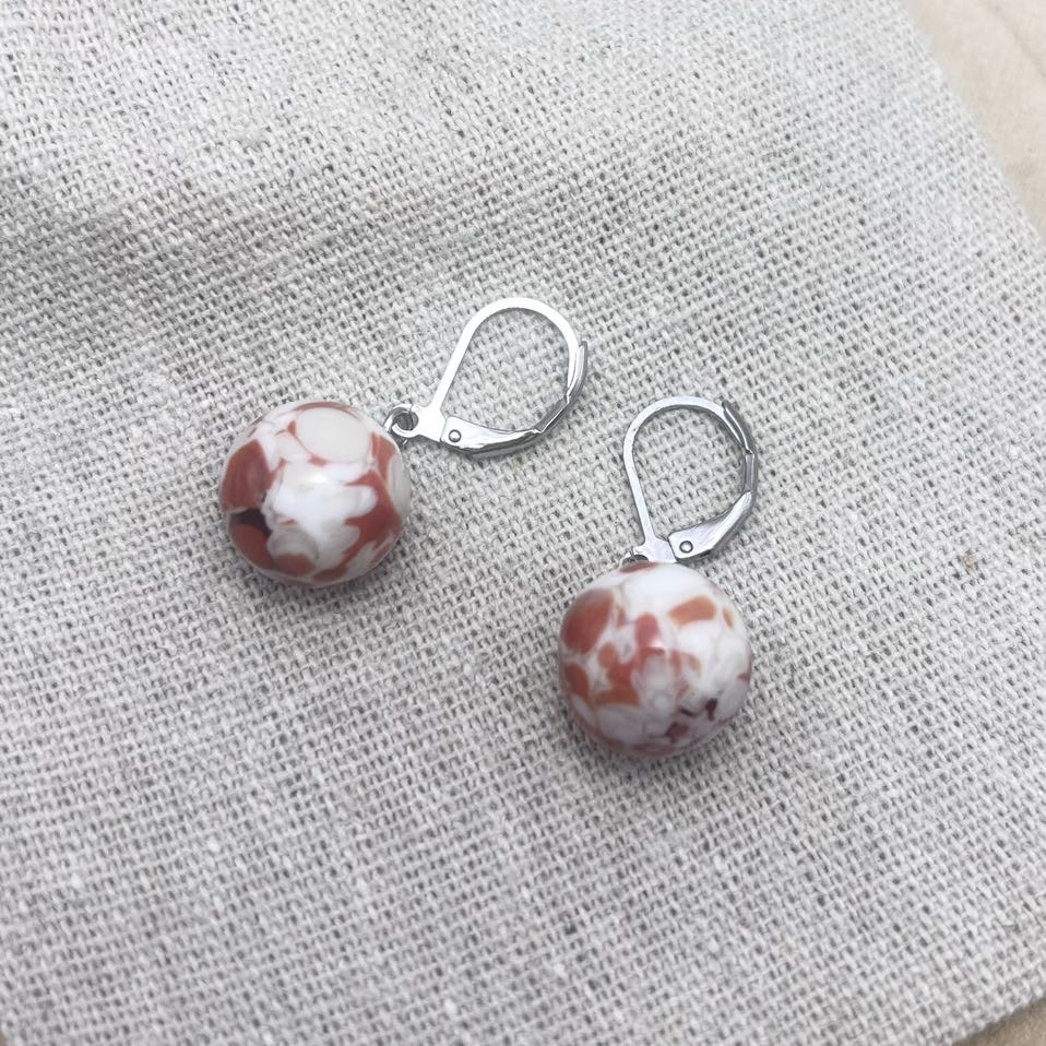 Boucles d’oreilles-Perles-Dessus-Corail