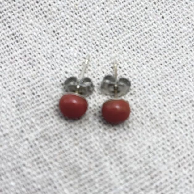 Clous d’oreilles-Dessus-Corail