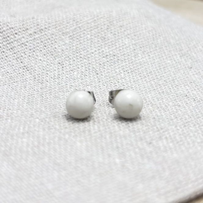 Clous d’oreilles-Face-Crème-Acier
