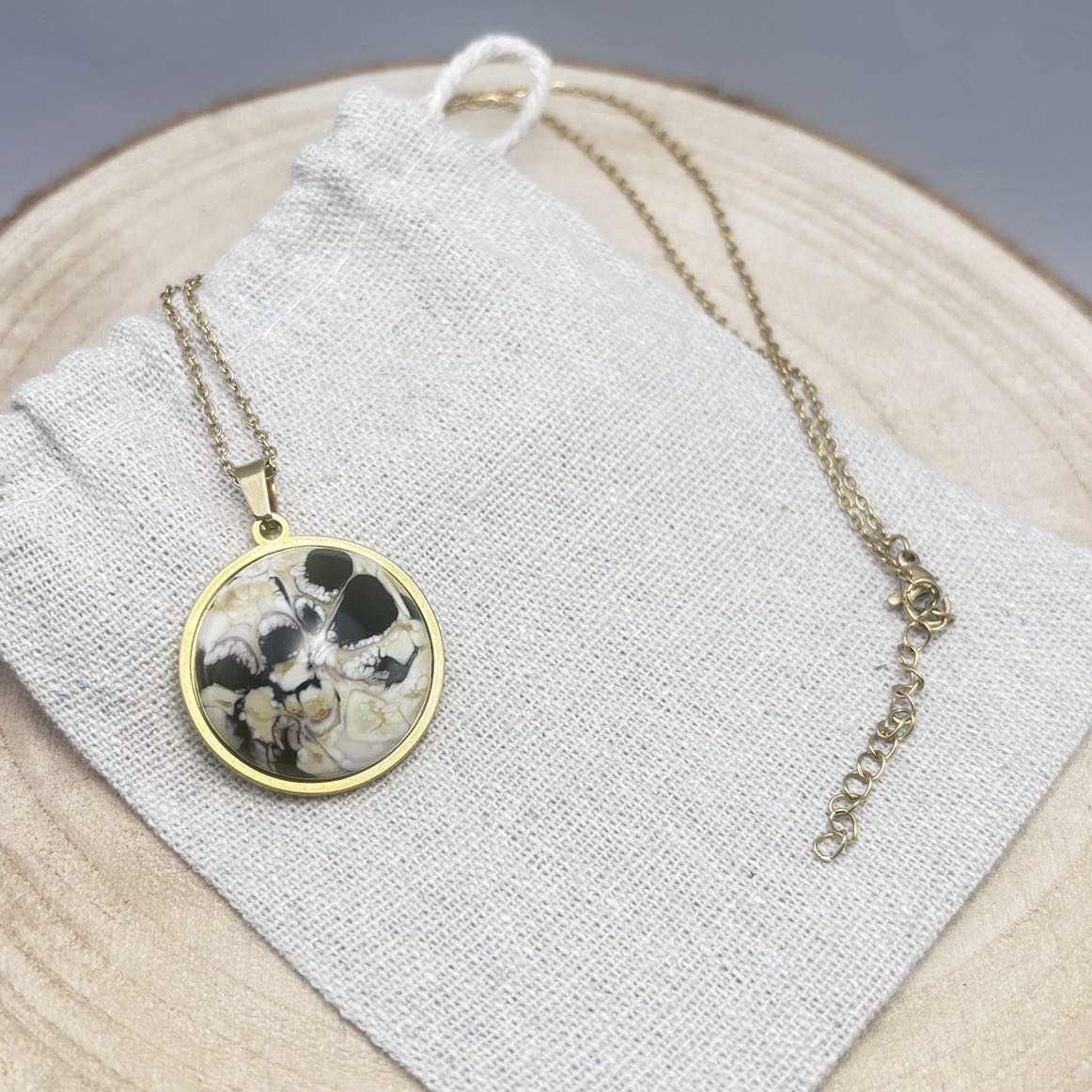Collier-Cabochon-Dessus-Intense-Doré