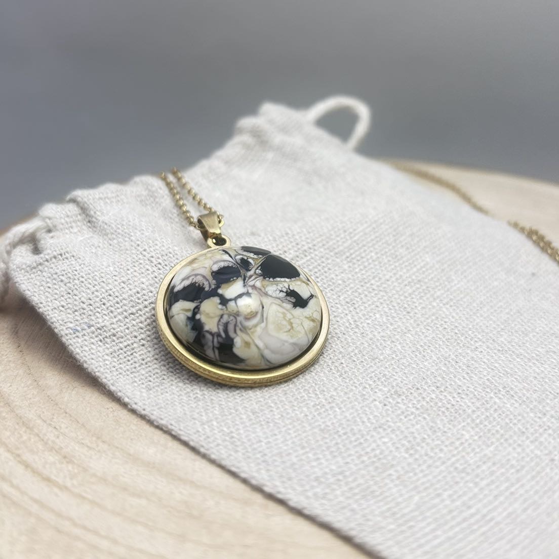 Collier-Cabochon-Face-Intense-Doré