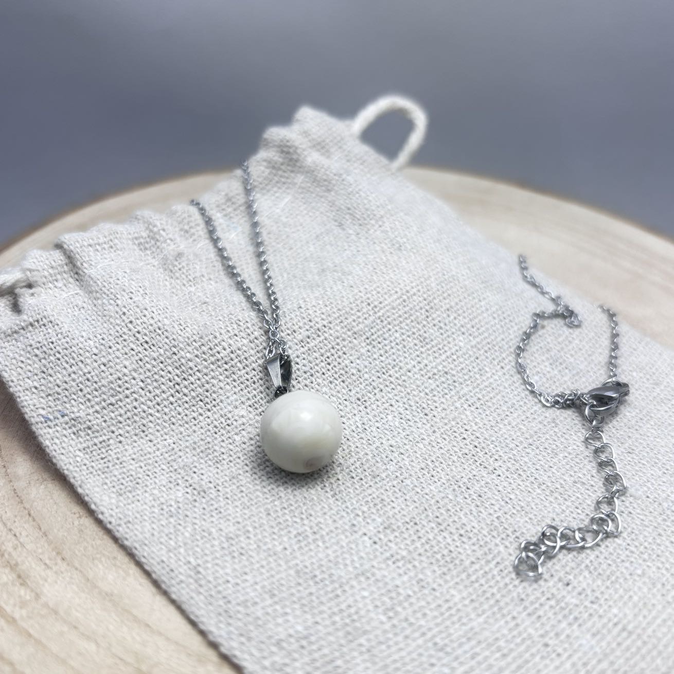 Collier-Perle-Face-Crème-Acier