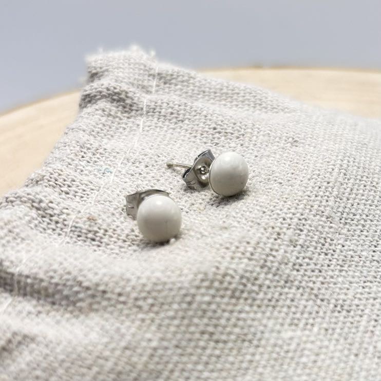 Clous d’oreilles « Unis » Crème Acier