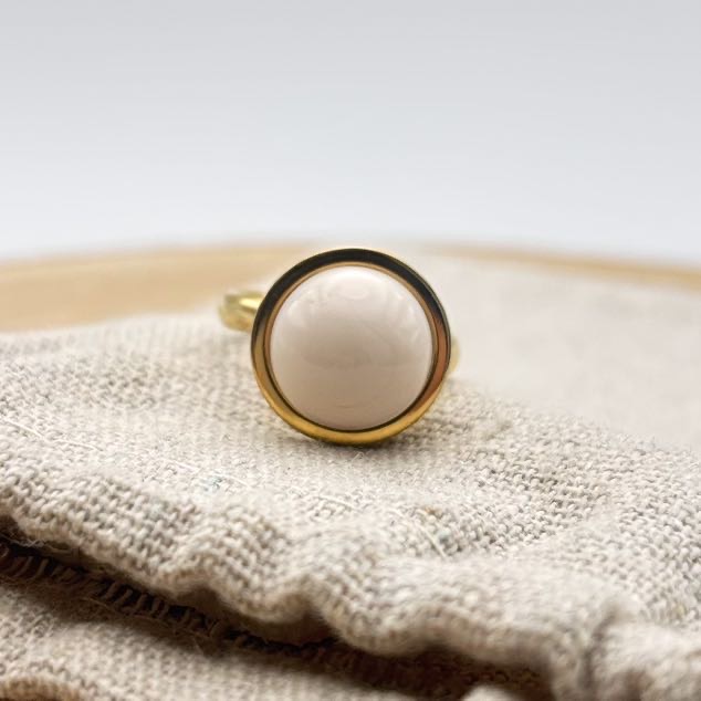 Bague petit cabochon ajustable « Crème rosé »