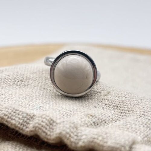 Bague petit cabochon ajustable "Ivoire"