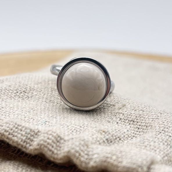 Bague petit cabochon ajustable « Ivoire »