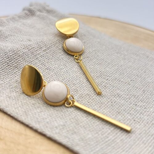 Clous d'oreilles pendants cabochon "Crème rosé"