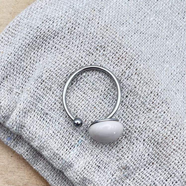 Bague décalée ajustable "Ivoire"
