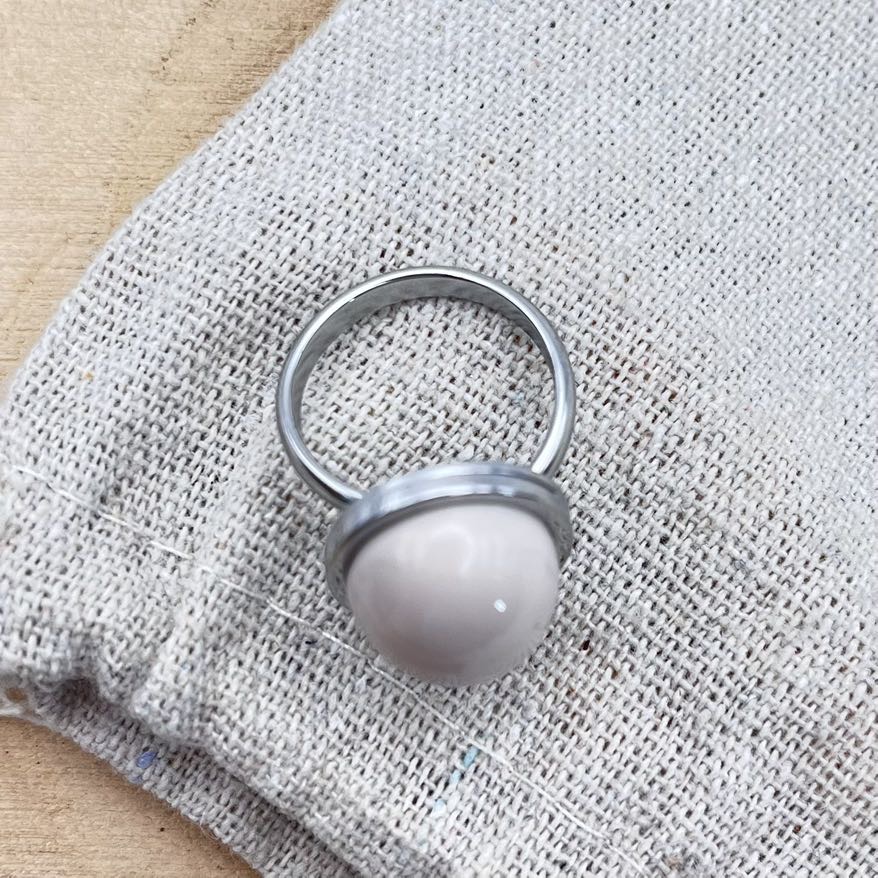 Bague cabochon ovale ajustable "Ivoire"