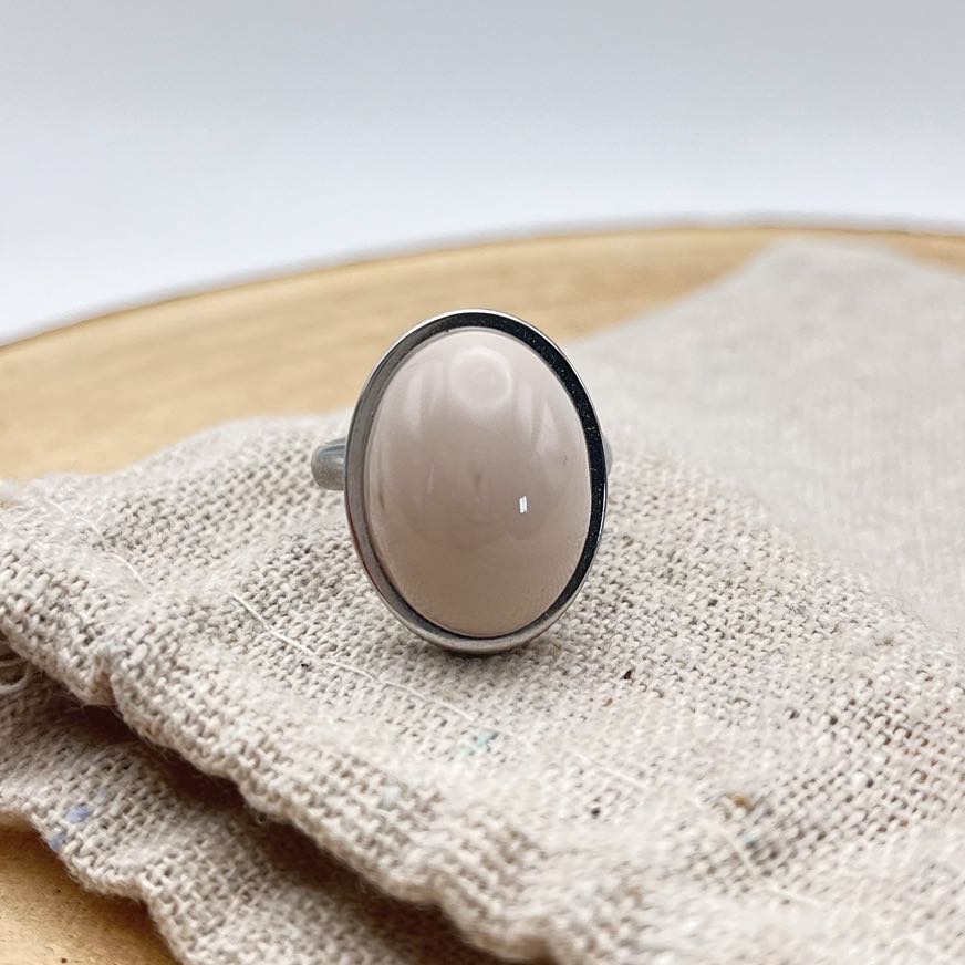 Bague cabochon ovale ajustable "Ivoire"