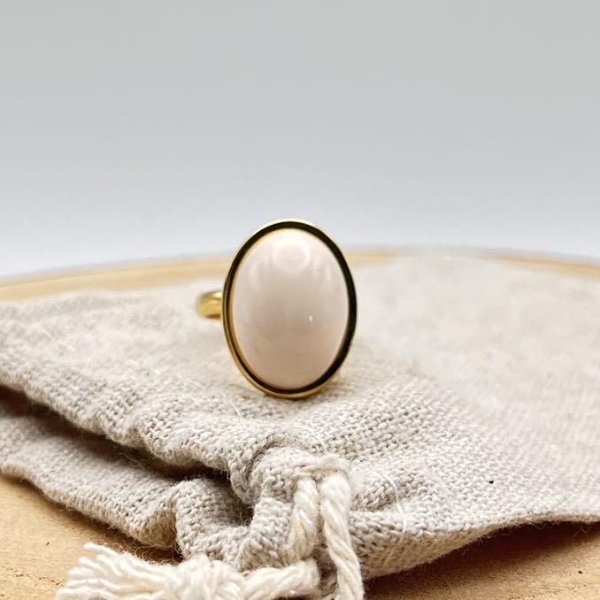 Bague cabochon ovale ajustable "Crème rosé"