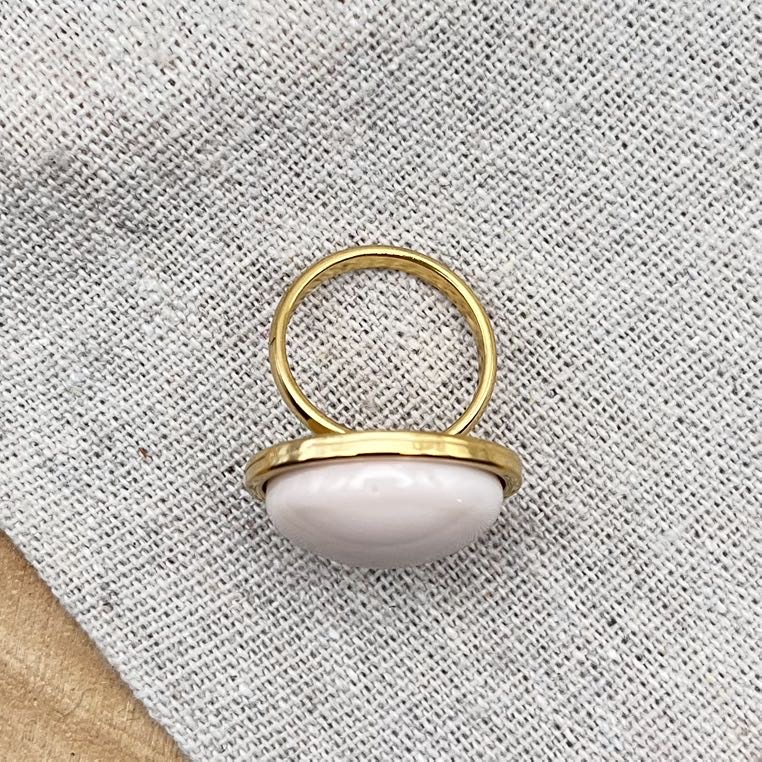Bague cabochon rond ajustable "Crème rosé"