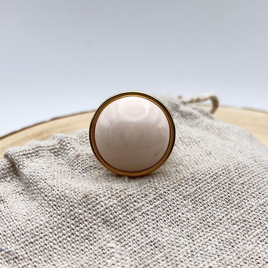 Bague cabochon rond ajustable "Crème rosé"