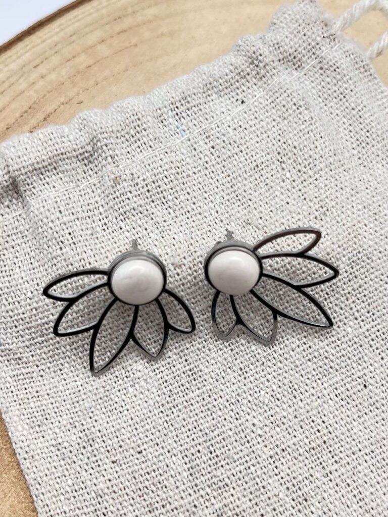 Clous d'oreilles Fleur "Ivoire"