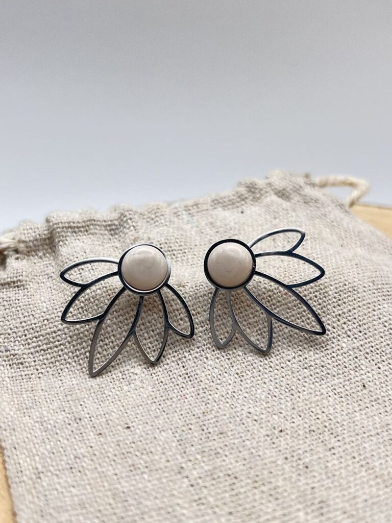 Clous d'oreilles Fleur "Ivoire"