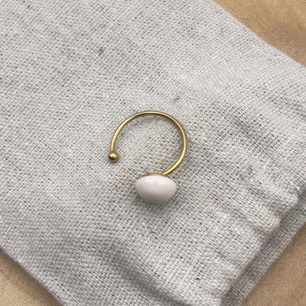 Bague décalée ajustable "Crème rosé"
