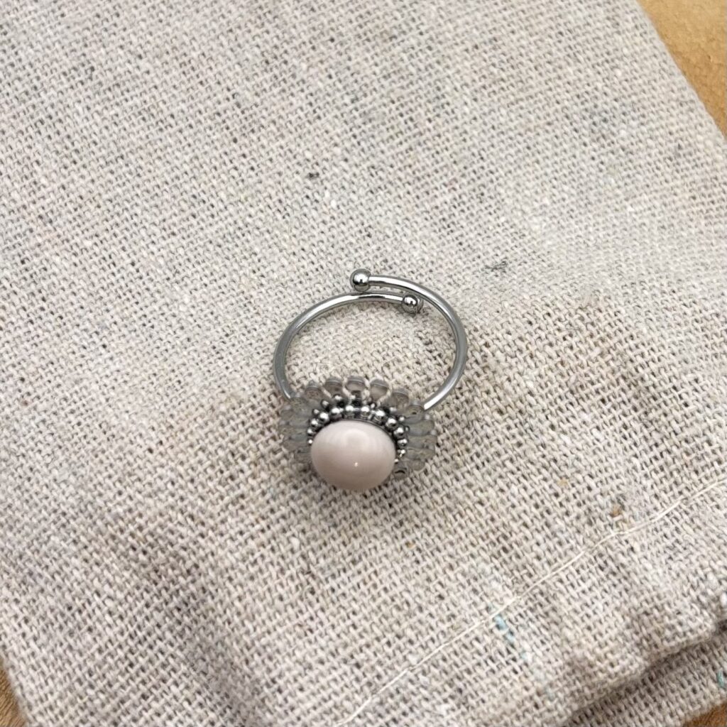 Bague fleur ajustable "Ivoire"