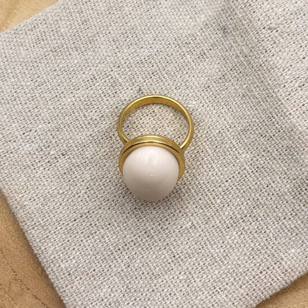 Bague cabochon ovale ajustable "Crème rosé"