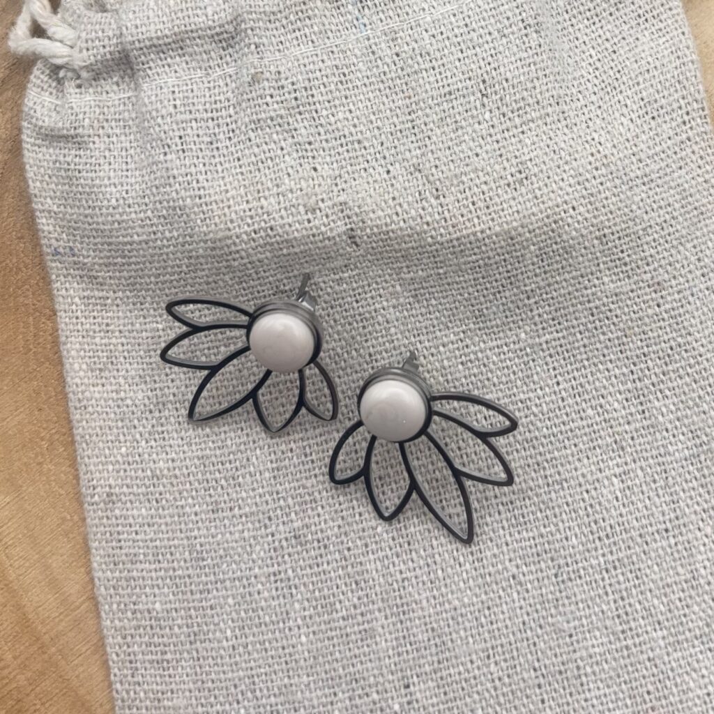 Clous d'oreilles Fleur "Ivoire"