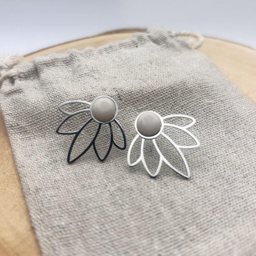 Clous d'oreilles Fleur "Ivoire"