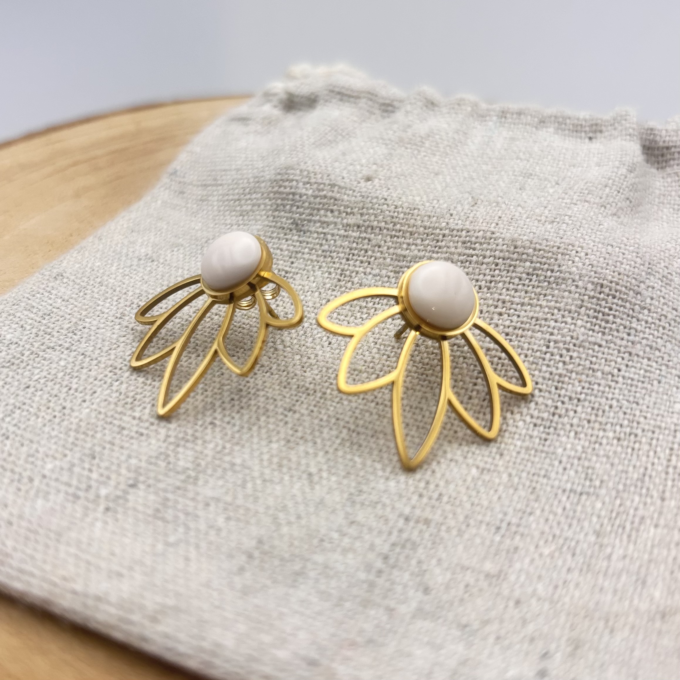 Clous d’oreilles Fleur « Crème rosé »