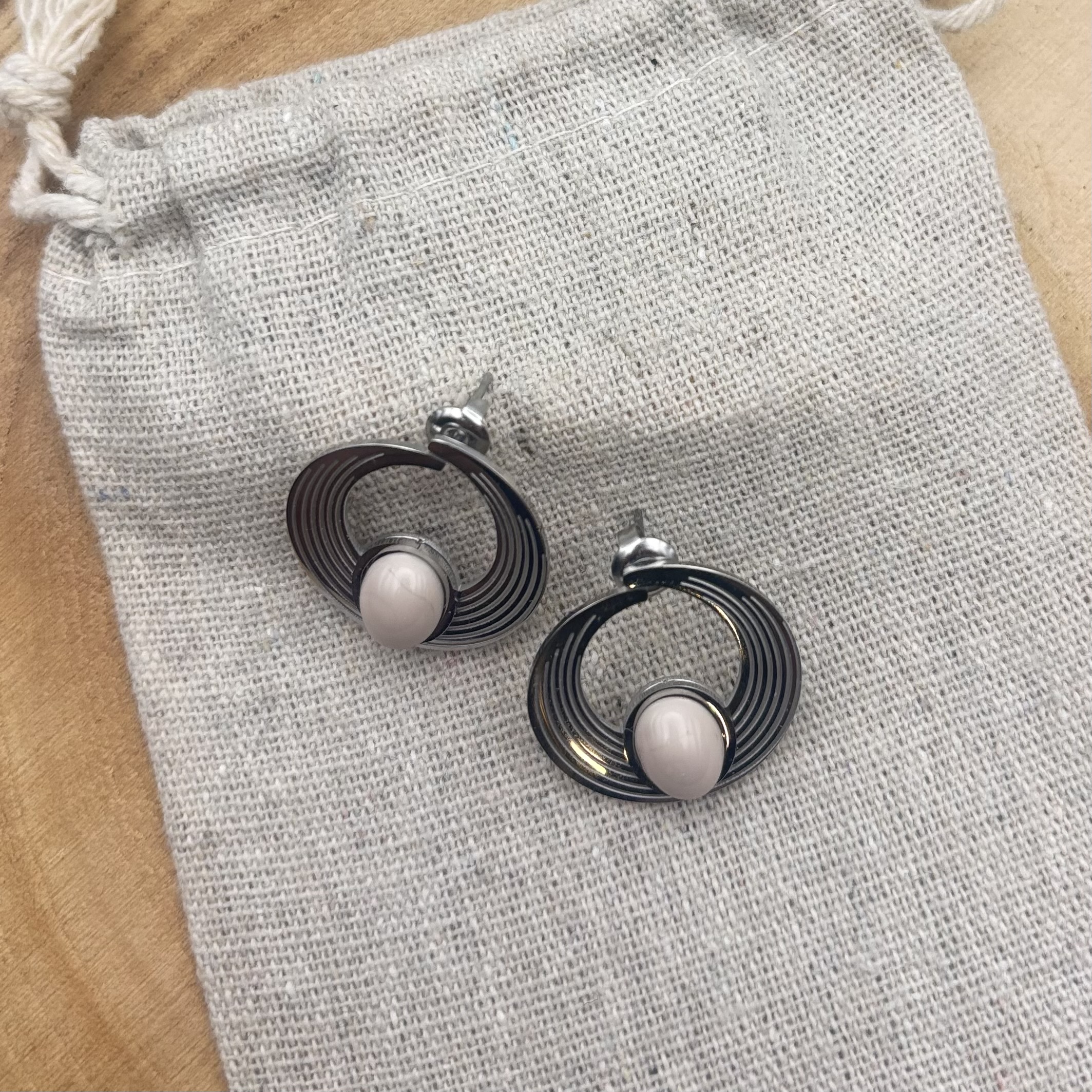 Clous d’oreilles ovales « Ivoire »