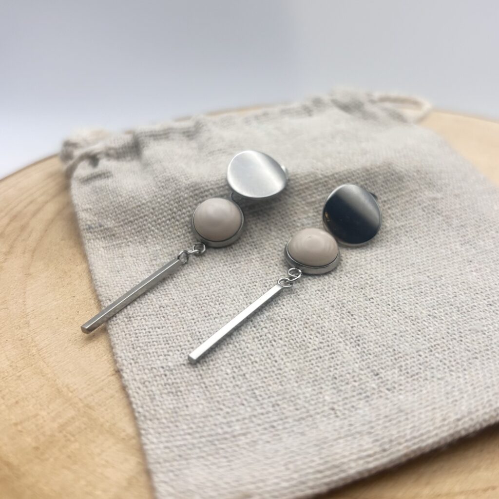 Clous d'oreilles pendants cabochon "Ivoire"