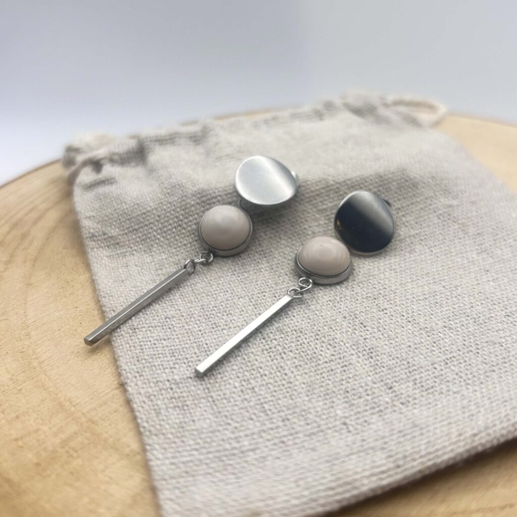 Clous d'oreilles pendants cabochon "Ivoire"