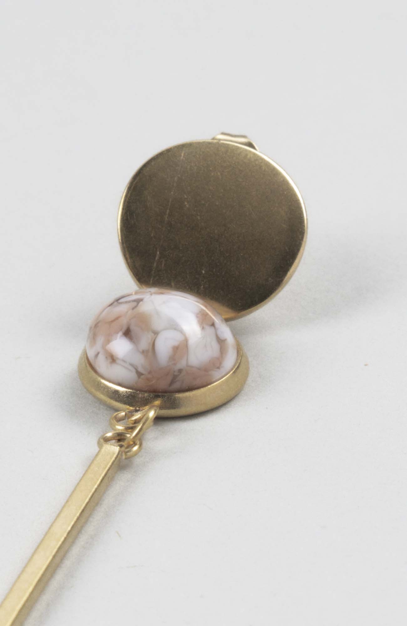 Clous d’oreilles pendants cabochon Nude