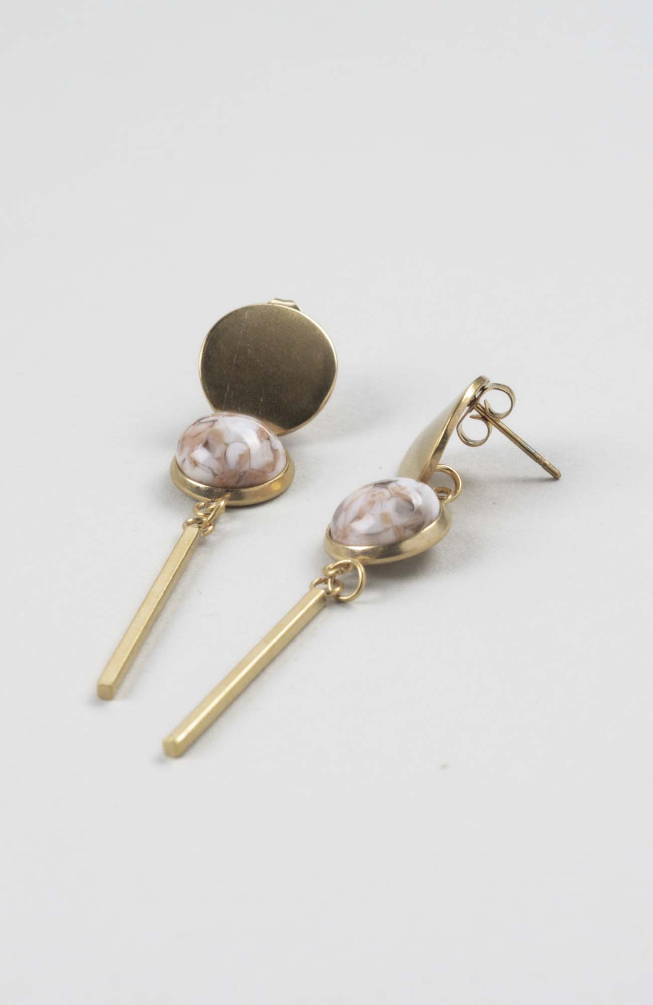 Clous d’oreilles pendants cabochon Nude