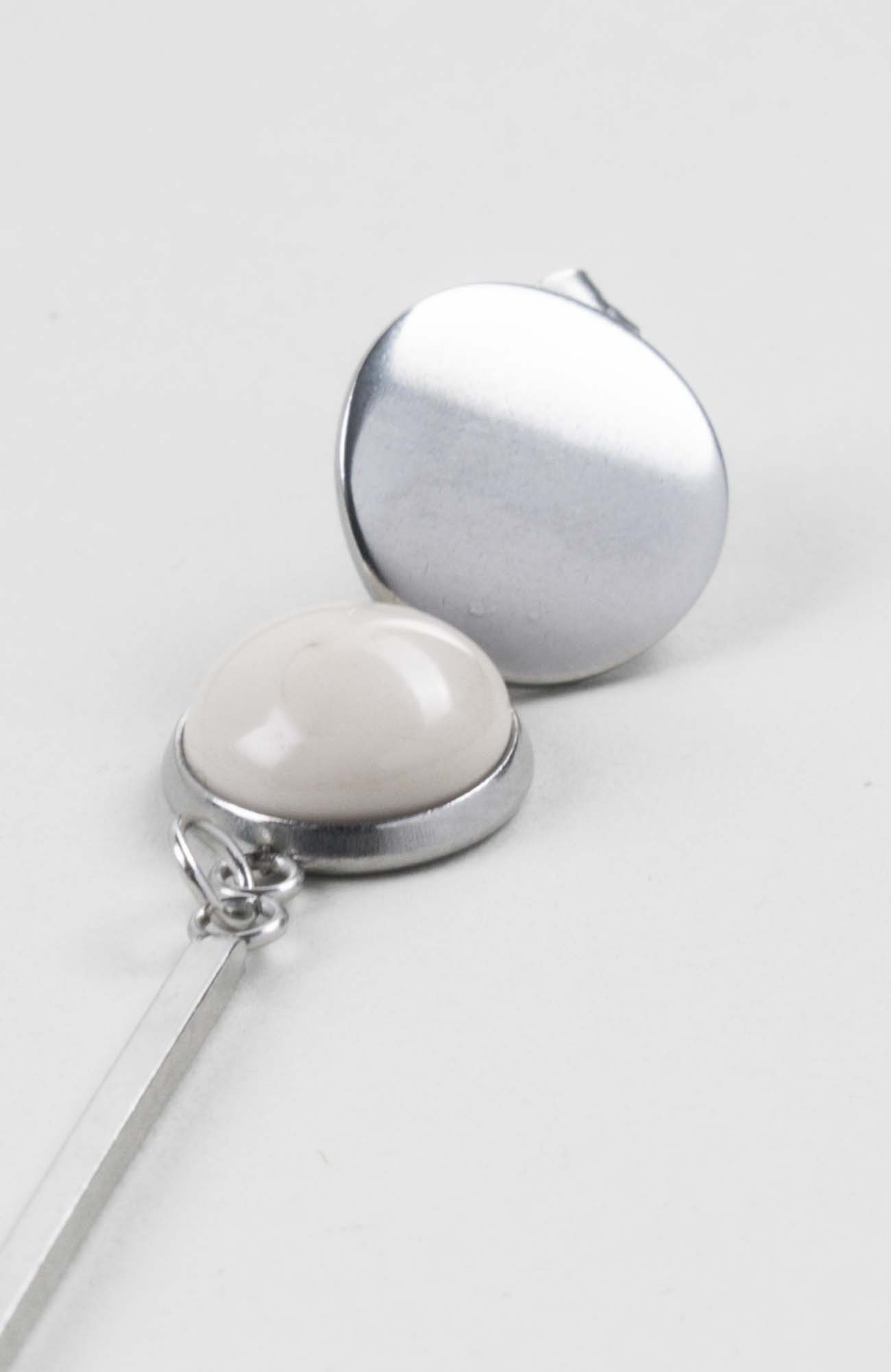 Clous d&rsquo;oreilles pendants cabochon Ivoire