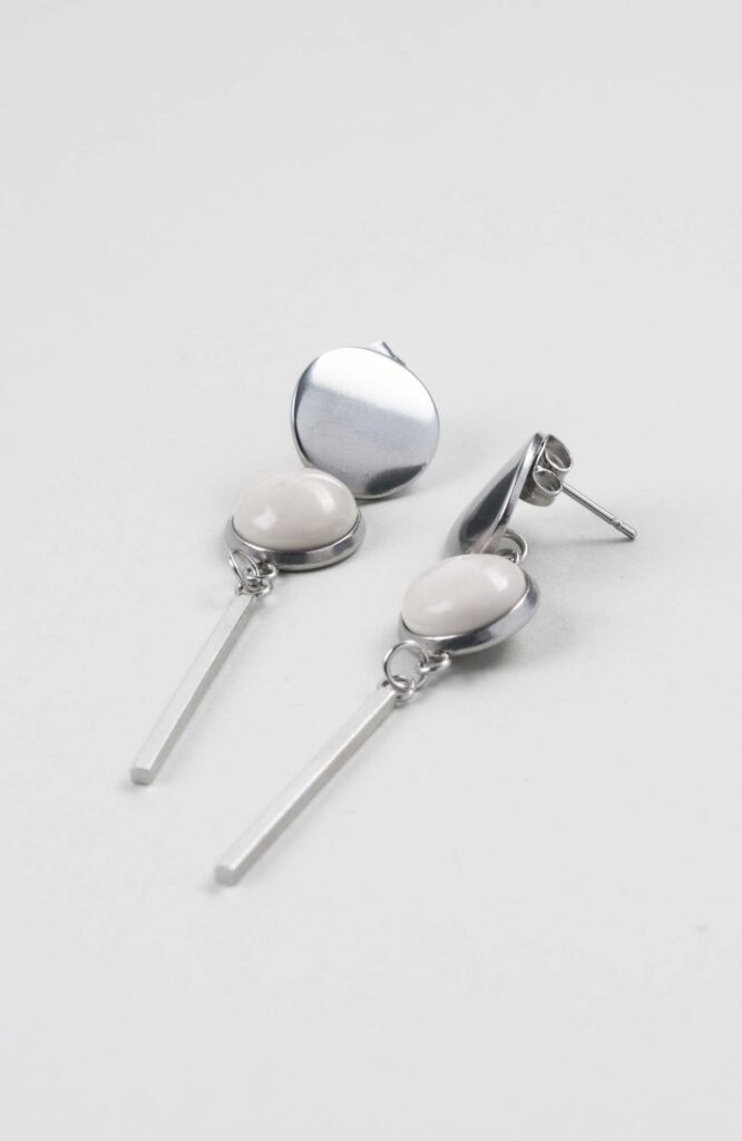 Clous d'oreilles pendants cabochon Ivoire