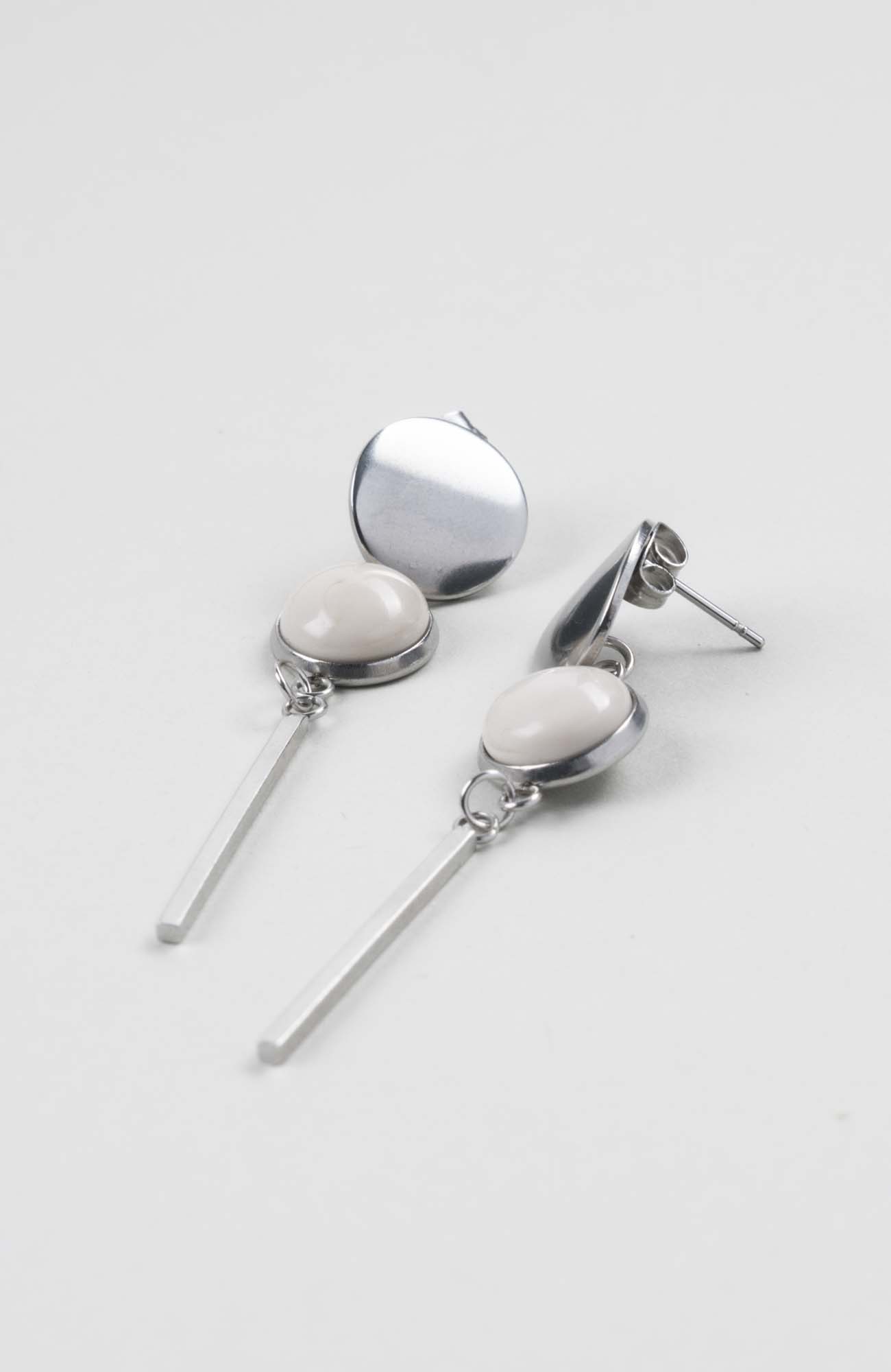 Clous d&rsquo;oreilles pendants cabochon Ivoire