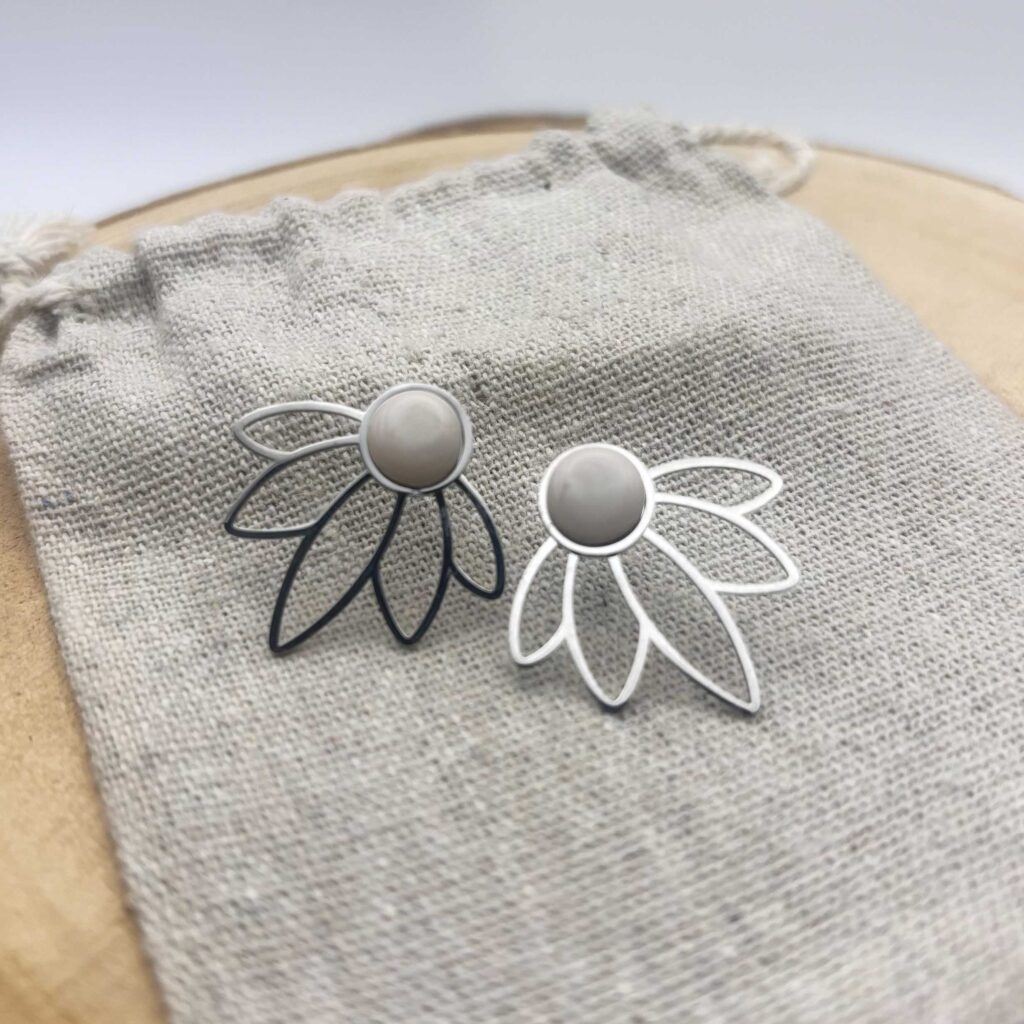 Clous d'oreilles Fleur "Ivoire"