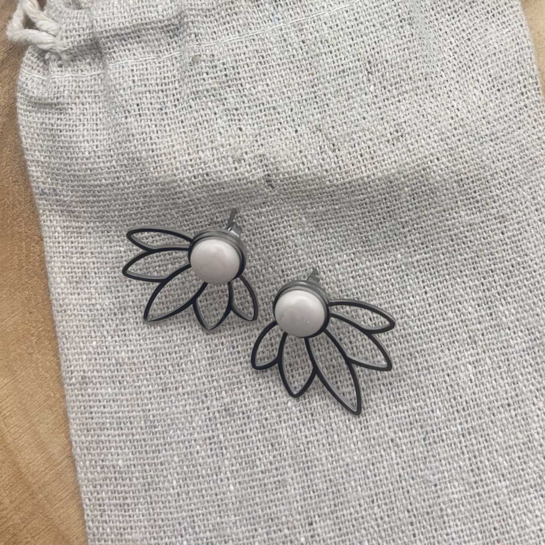 Clous d&rsquo;oreilles Fleur « Ivoire »
