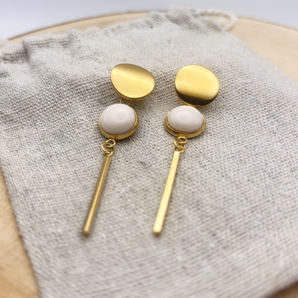 Clous d'oreilles pendants cabochon "Crème rosé"