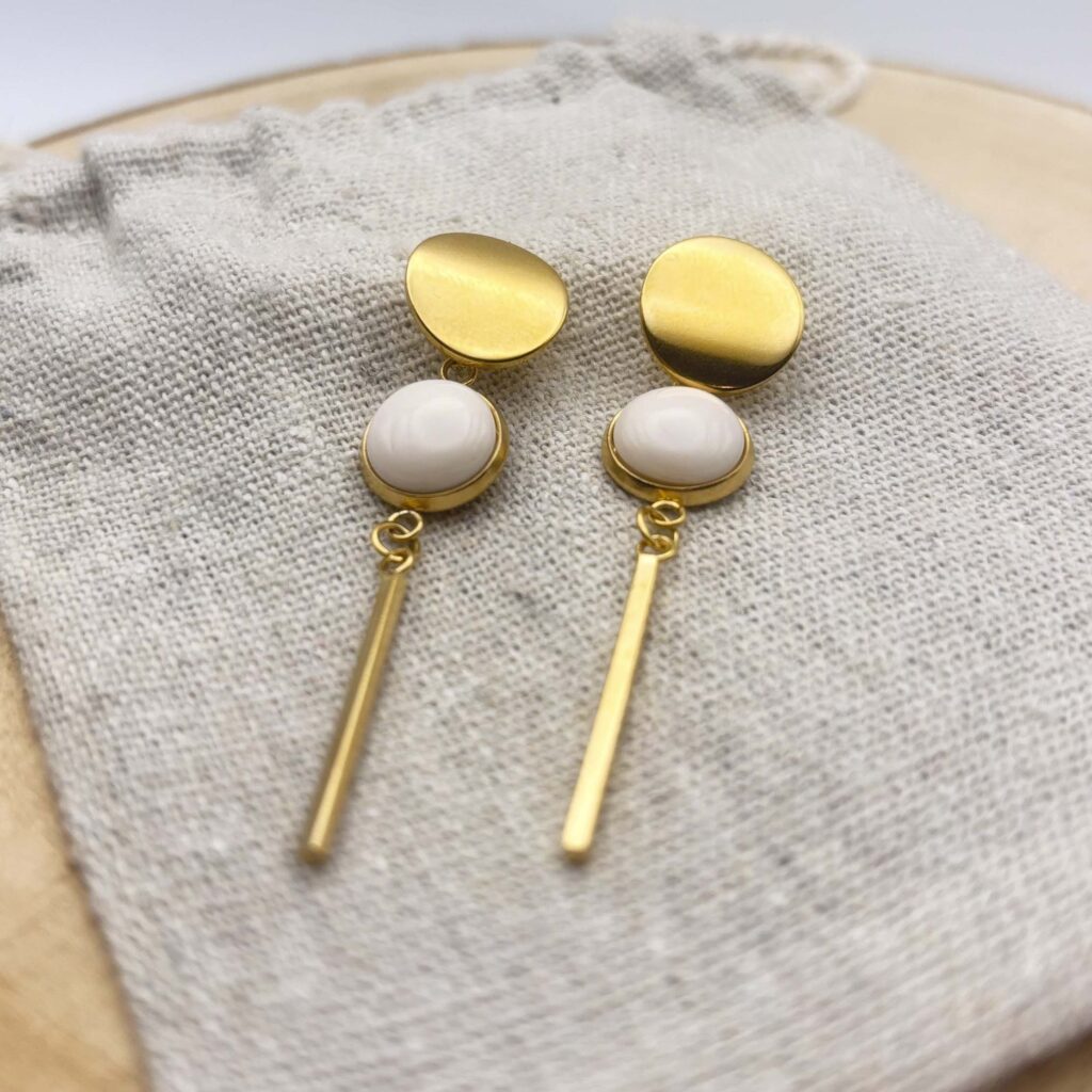 Clous d'oreilles pendants cabochon "Crème rosé"
