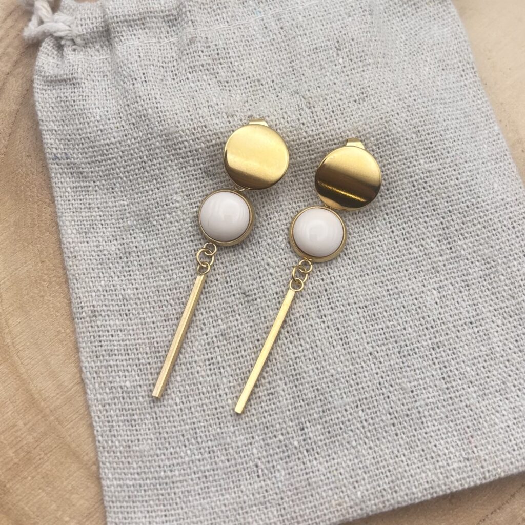Clous d'oreilles pendants cabochon "Crème rosé"