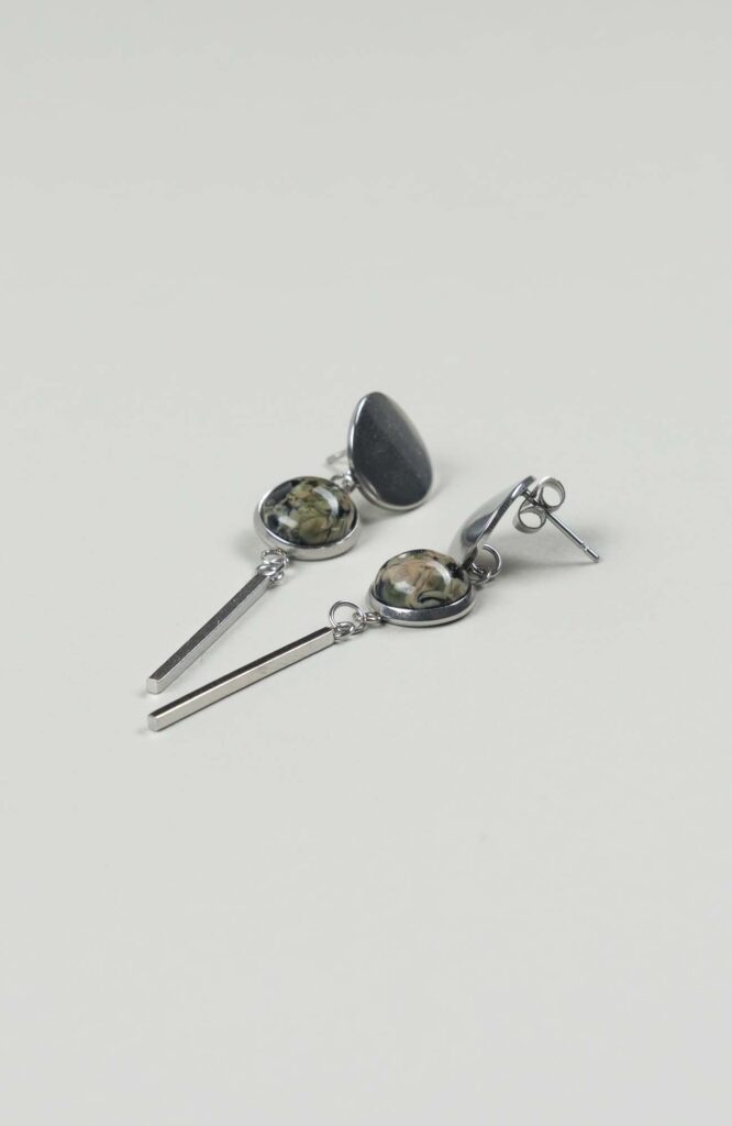 Clous d'oreilles pendants British Argenté