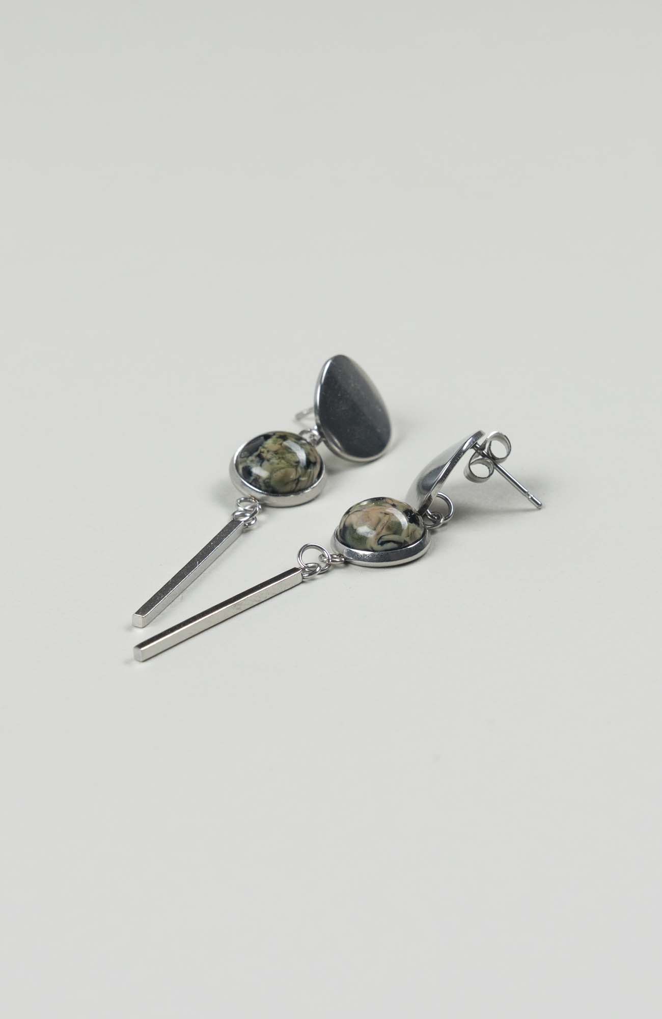 Clous d’oreilles pendants British Argenté