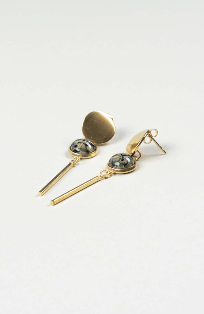 Clous d'oreilles pendants British Doré