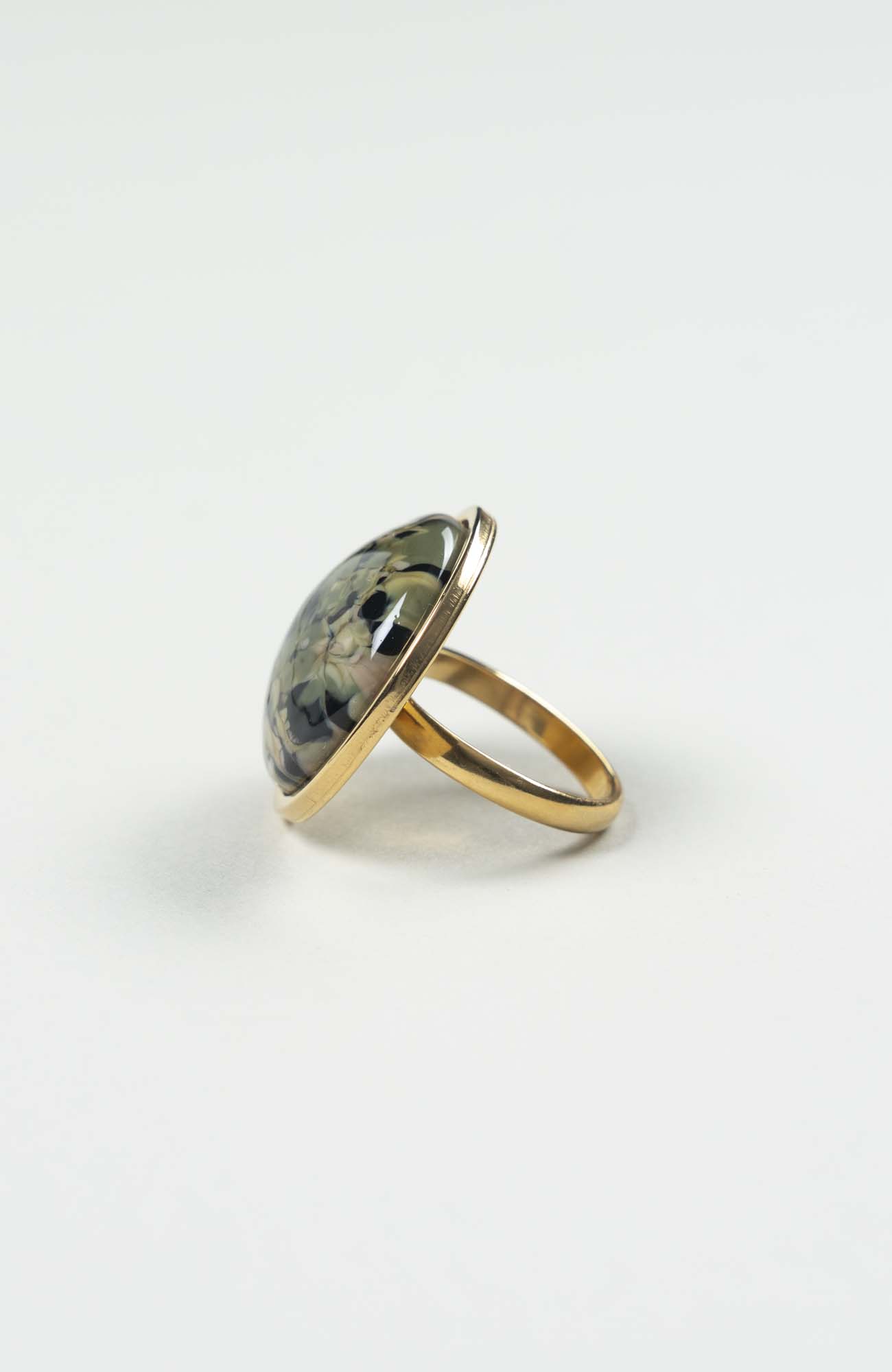 Bague grand cabochon British Doré