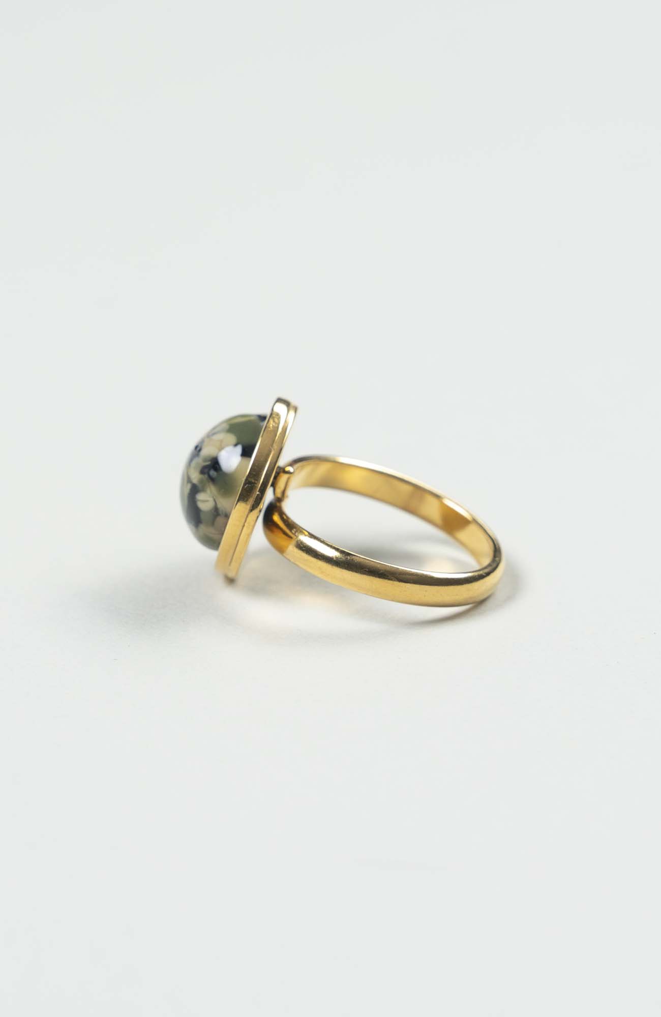 Bague petit cabochon British Doré