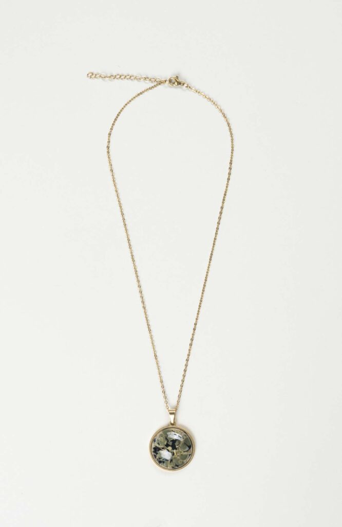 Collier grand cabochon British Doré
